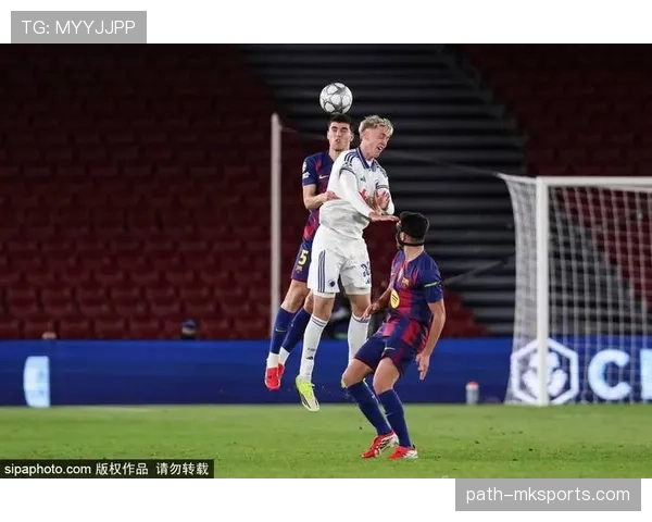 莱万多夫斯基与同期前锋关键战决定性表现对比分析