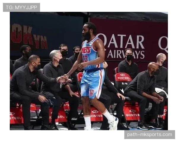 安东尼无球跑动拉开空间，高效输出改变进攻结构